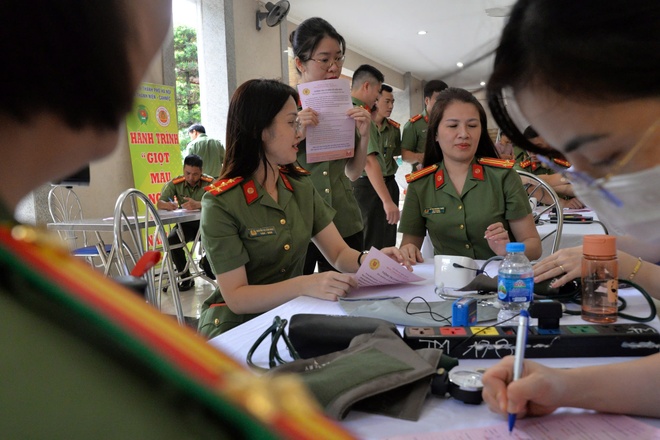 Công an Thủ đô khởi động hành trình “Giọt máu nghĩa tình” năm 2024- Ảnh 11.