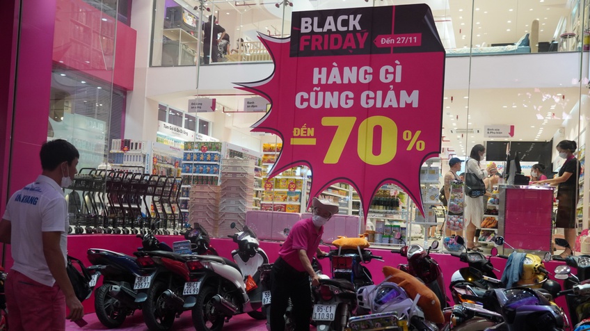 Nhiều cửa hàng ở TP.HCM giảm giá 'khủng' dịp Black Friday