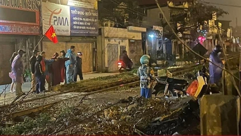 Hà Nội: Băng qua đường tàu không quan sát, xe máy bị hất văng gần 10m