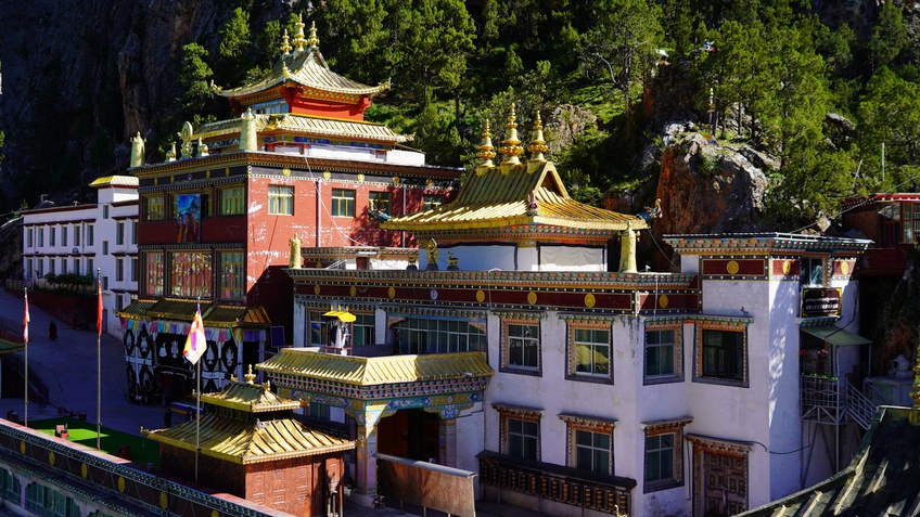Độc đáo ngôi chùa Tạng cheo leo trên vách núi