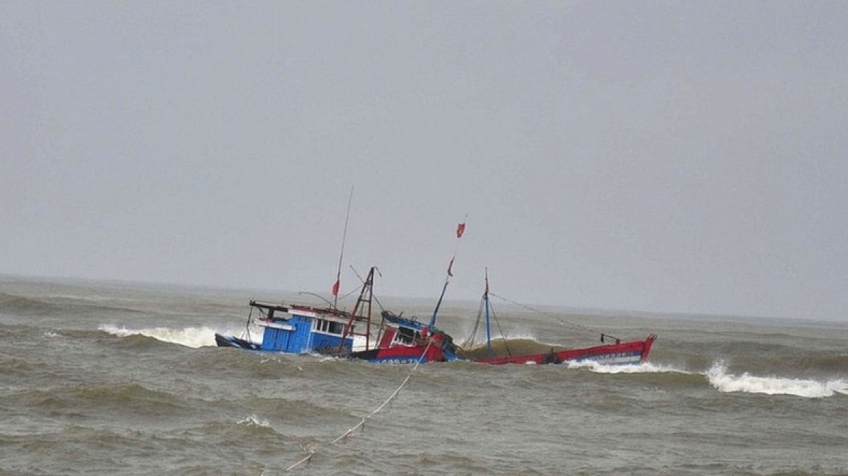 Kịp thời cứu 4 ngư dân tàu cá Phú Yên gặp nạn trên biển