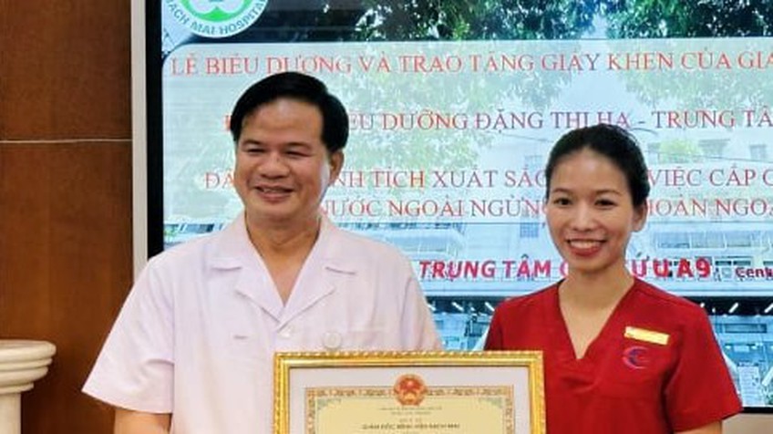 Khen thưởng nữ điều dưỡng Bệnh viện Bạch Mai cứu bệnh nhân trong quán ăn