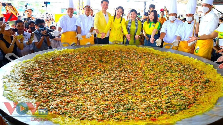 Cần Thơ: 15 nghệ nhân trình diễn đổ bánh xèo 'siêu to khổng lồ' đường kính 3m