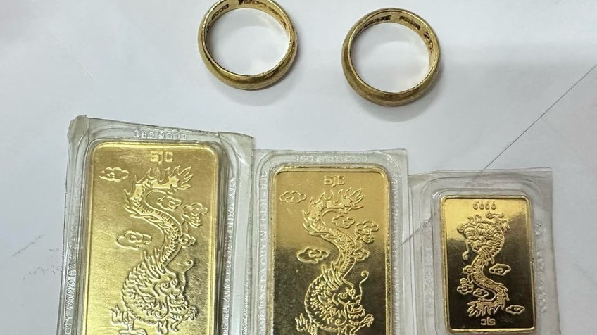 Nhiều kim loại nghi là vàng bị 'bỏ quên' trong túi đồ từ thiện