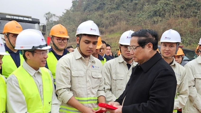 Thủ tướng thăm hỏi cán bộ, công nhân thi công dự án Cao tốc Đồng Đăng - Trà Lĩnh