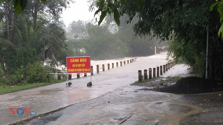 Phú Yên: Sau bão số 12 nước sông lên nhanh, khẩn tương sơ tán dân tránh lũ