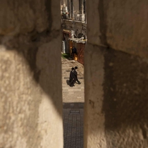 Những người đàn ông Do Thái cực đoan Chính thống giáo đi bộ trong Thành cổ Jerusalem