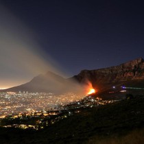 Ngọn lửa bùng phát trên sườn núi Table ở Cape Town, Nam Phi