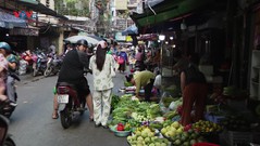 Hà Nội: Giá rau xanh vẫn cao sau mưa bão