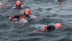 Ba vận động viên Pháp bơi qua hồ Titicaca