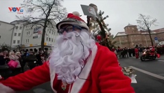 Ông già Noel đi xe máy tặng quà khắp thủ đô Berlin