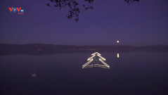 Italia: Cây thông noel nổi trên hồ Trasimeno