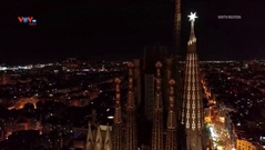 Lần đầu tiên, ngôi sao khổng lồ được thắp sáng trên đỉnh Nhà thờ Sagrada Familia