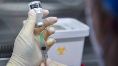 Anh: Vaccine giúp giảm hơn 80% các trường hợp phải nhập viện do Covid-19