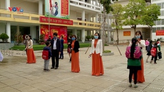 Phụ huynh, học sinh trường tiểu học Xuân Phương vui mừng trong ngày đi học trở lại