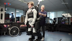 Người cha chế tạo bộ khung robot giúp con trai bị liệt có thể đi lại