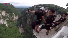 Điểm nhảy bungee cao nhất thế giới ở Trung Quốc thu hút khách du lịch sau dịch Covid-19