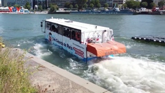 Trải nghiệm xe buýt đi trên nước tại thủ đô Paris, Pháp