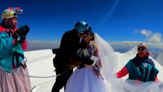 Kết hôn trên đỉnh núi cao thứ hai ở Bolivia