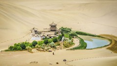 Hồ bán nguyệt 2.000 năm giữa sa mạc Trung Quốc