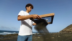 Tây Ban Nha: Chàng kỹ sư trẻ bỏ việc, về biến rác thải nhựa thành đồ nội thất