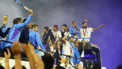 Máy bay chở ĐT Argentina và Messi về nước