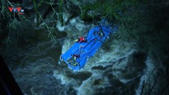 Tây Ban Nha: 6 người thiệt mạng do xe buýt lao xuống sông 