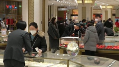 Trung Quốc: Các cửa hàng tấp nập mua sắm trước Lễ hội mùa xuân