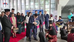 Thăm trường đại học hàng đầu Brunei, Thủ tướng hào hứng vỗ trống, gõ nhạc cùng sinh viên
