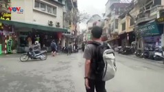 Hà Nội: Vỉa hè phố cổ bị "nêm" chật cứng bởi xe máy