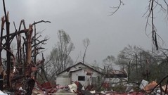 Cả một thị trấn gần 2.000 dân gần như bị xóa sổ sau lốc xoáy kinh hoàng tại Mỹ