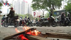 Hà Nội: Cảnh sát giao thông căng mình phân luồng trong thời tiết giá rét