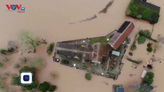Ngập lụt khắp nước Anh, 1 ngôi nhà trong vùng lụt vẫn khô ráo nhờ tường bao chống lũ
