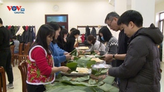 Rộn ràng gói bánh chưng đón Tết Nguyên đán tại Bắc Kinh, Trung Quốc