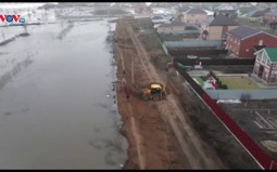 Nga: Chạy đua đắp đê bao, người dân bảo vệ được ngôi làng giữa cơn lụt lịch sử