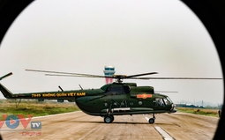 Bay hợp luyện đội hình đầu tiên tại sân bay Điện Biên Phủ