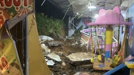 Hà Nội: Sập tường nhà dân do mưa lớn làm 3 cháu nhỏ tử vong