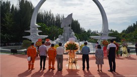 Người dân, du khách dâng hương, dâng hoa tưởng niệm 64 chiến sĩ Gạc Ma