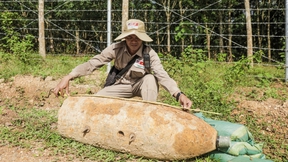Quảng Trị: Phát hiện 2 quả bom lớn trong vườn nhà dân