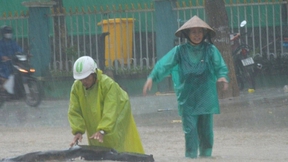 Mưa như trút nước, nguy cơ cao xảy ra lũ quét và sạt lở ở 7 tỉnh miền Trung