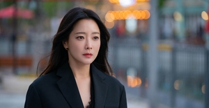 'Chị đại' Kim Hee Sun trở lại màn ảnh rộng sau 19 năm