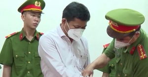 Bắt tạm giam nguyên Giám đốc CDC Bình Phước liên quan đến kit test Việt Á