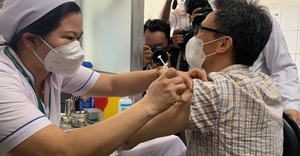 Phó Thủ tướng Vũ Đức Đam tiêm mũi 4 vaccine COVID-19 tại TP.HCM
