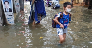 Mưa cả đêm do ảnh hưởng bão số 2, nhiều tuyến phố ở Hà Nội ngập sâu