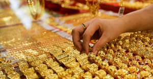 Giá vàng ngày 12/8: Vàng giảm giá bất chấp USD suy yếu