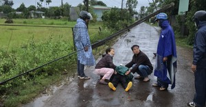 Gia Lai: Một phụ nữ tử vong vì tông xe máy vào cột điện đổ do Bão số 4