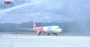 Tàu bay mang biểu tượng du lịch TP Hồ Chí Minh đáp xuống Điện Biên