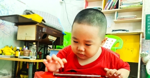 Cà Mau: Cháu bé 3 tuổi đọc chữ như gió, nói số nào ghi được số đó kể cả tiếng Anh