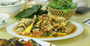 Độc lạ món ăn “10 chân 4 mắt” ở Quảng Ninh