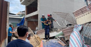 Sập nhà ở TP.HCM: 7 người mắc kẹt được đưa ra ngoài an toàn